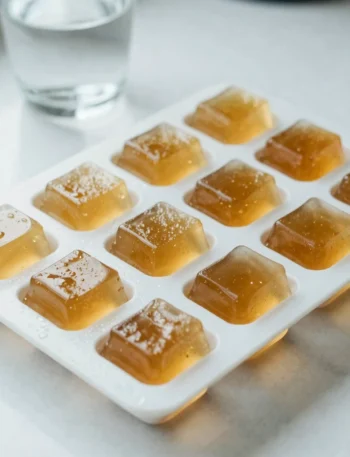Gelatin weight loss cubes recipe — golden amber cubes glistening in a silicone tray on white marble